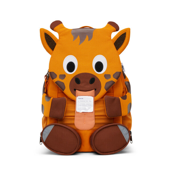 Großer Freund Giraffe in rot
